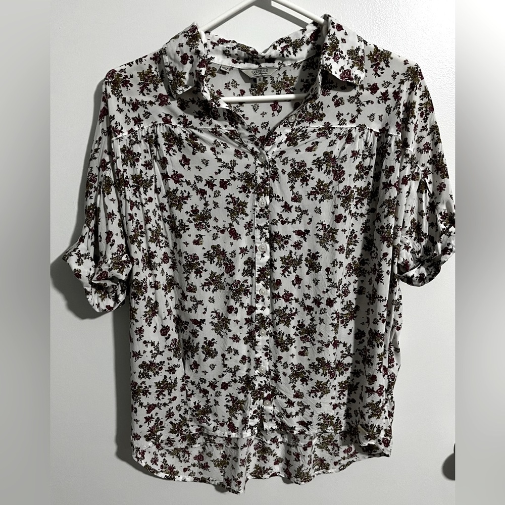 Guess high low button up. Floral. Slightly over sized. Size small.